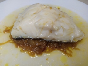 LOMO DE BACALAO CON CEBOLLA CONFITADA